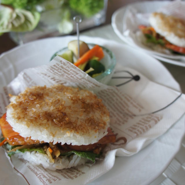 きんぴらごぼうライスバーガー。　抹茶白玉あずき氷。　ゴーヤチャンプルー。