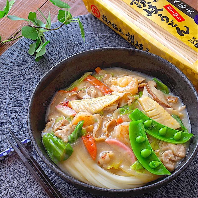 黒い丼に盛られているちゃんぽん風あんかけうどん