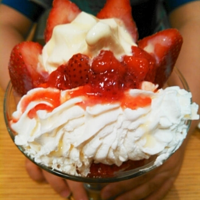 おやつはイチゴパフェからのお昼寝