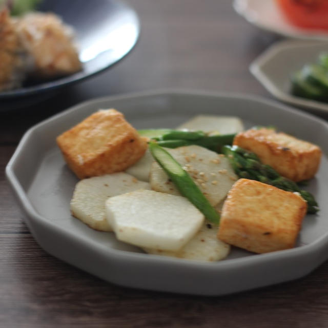 長芋と厚揚げとアスパラの塩糀バター炒め【レシピ】とまごわやさしいダイエット献立