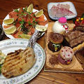 クリスマスイブイブディナー。布団に乗っかるにゃんこ達
