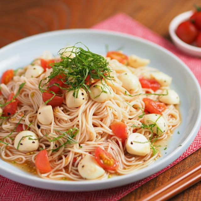 つぶしトマトとモッツアレラチーズの冷製そうめん