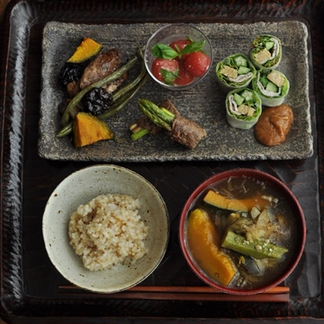 一汁四菜ごはん◆かぼちゃ・オクラ・茄子などのお味噌汁、チキンのバルサミコ酢とプルーンの煮込み、生春巻き、肉巻きアスパラ、トマトの塩麹マリネ