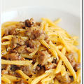 イタリアの粗挽き生ソーセージ、サルシッチャと卵黄2個、パルミジャーノとペコリーノを使った濃厚カルボナーラのトロフィエ