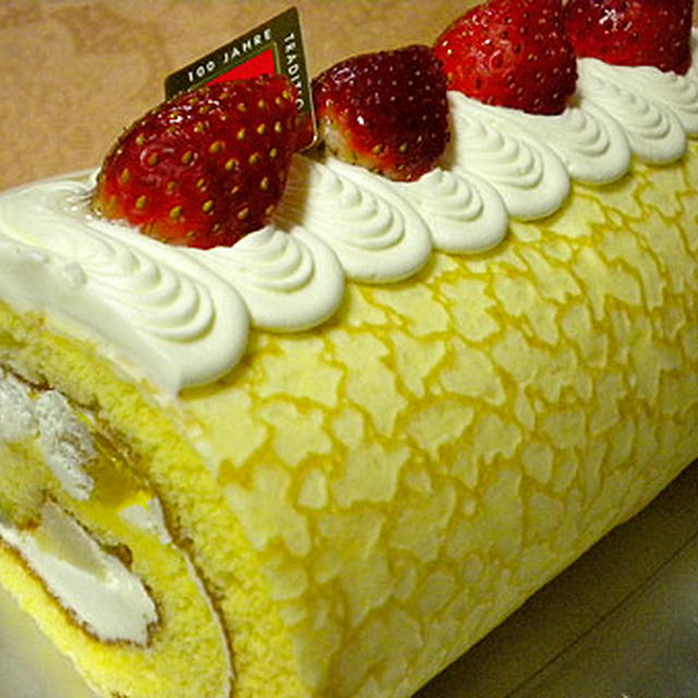 ユーハイム「フルーツロールケーキ」