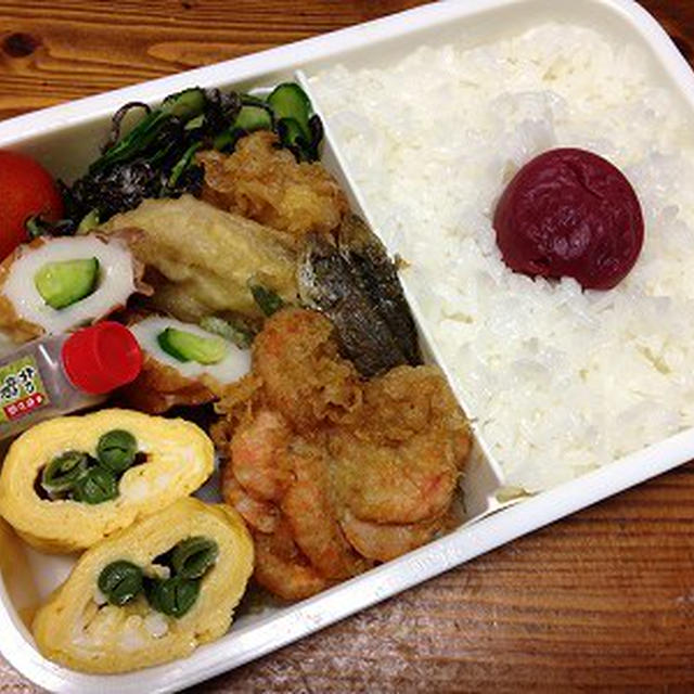 天ぷら弁当。インゲン豆の天ぷら。脱走をうかがうきなこ