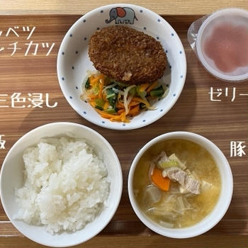 幼稚園の給食（豚汁）