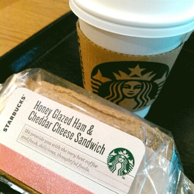 遅いランチはスタバで