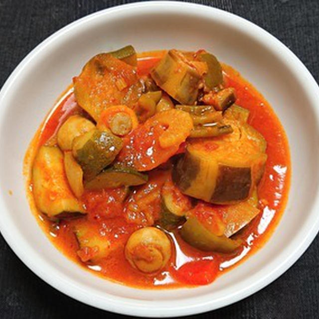 魅惑のハリッサ入りでちょっとピリ辛、野菜のトマト煮込み