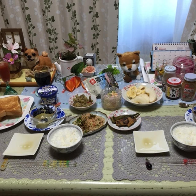 白ご飯と残り物整理と ご飯のお供で朝食