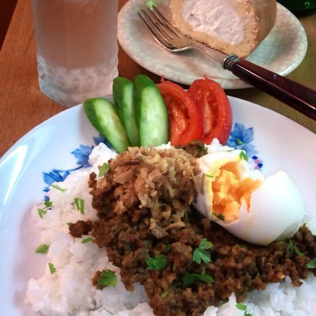 ドライカレー ～ フライドオニオンと茹でたまごをトッピング