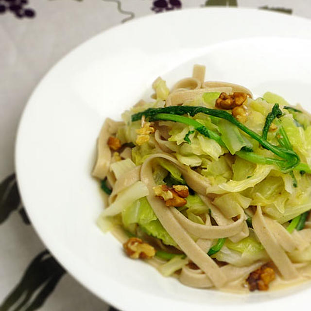 胡桃とルッコラ、キャベツの蕎麦パスタ