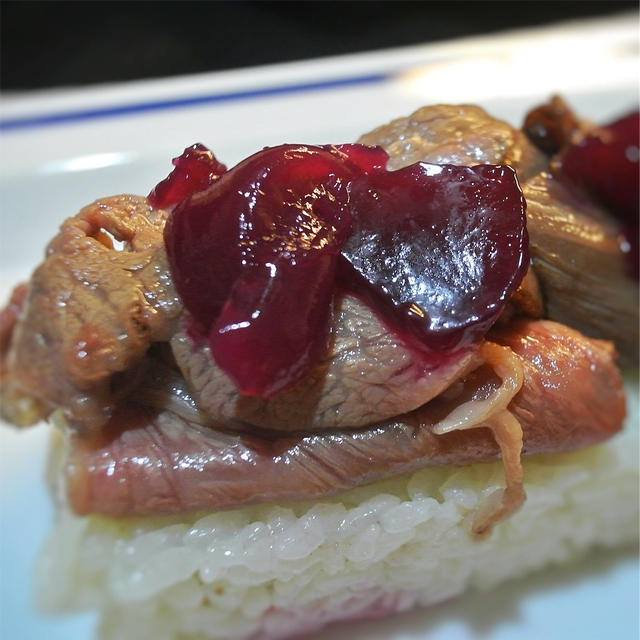 上州和牛(カタロース)の炙り肉寿司、赤紫蘇ゼリーのせ