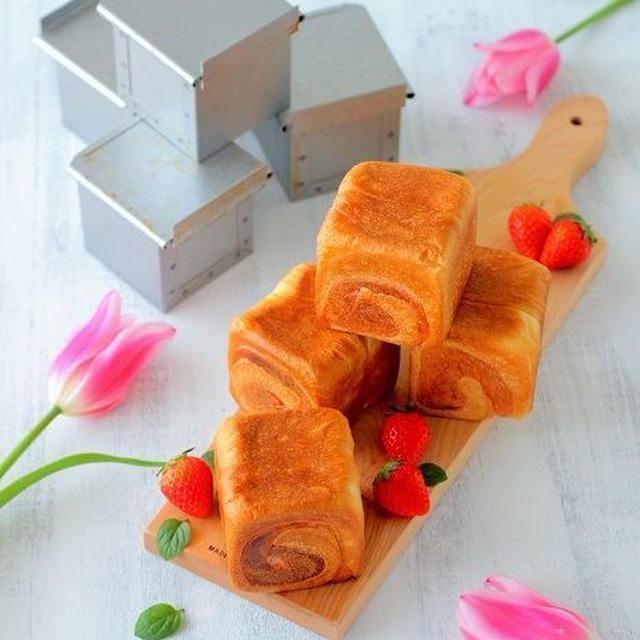 くるくる可愛いイチゴのミニキューブ食パン♪