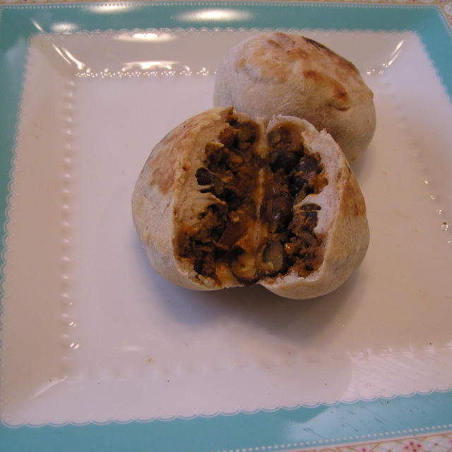 エンドウ豆と高野豆腐のなんちゃって味噌キーマカレーを使って・・・リーちゃんお焼きパン