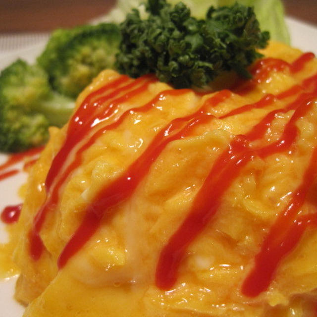野菜たっぷりとろとろオムライスとグリーンのポタージュ