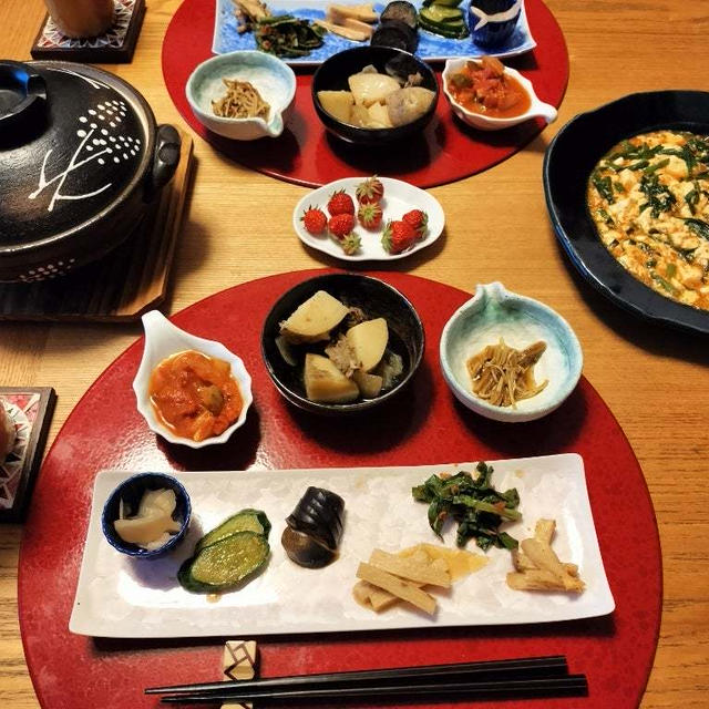 台湾麻婆豆腐、黒はんぺんのスープ、小鉢9品で晩酌