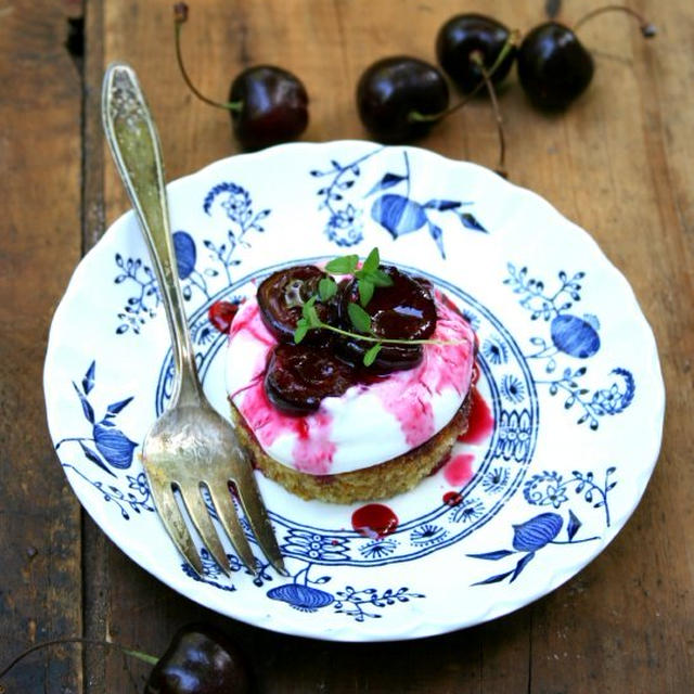 Cornmeal Cake with Greek Yogurt and Cherry Compoteチェリーコンポートのせコーンミールケーキ