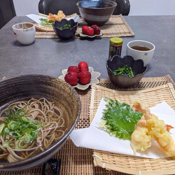 温かい蕎麦と天ぷらの献立。トリドールの優待で、ずんどう屋でラーメン。