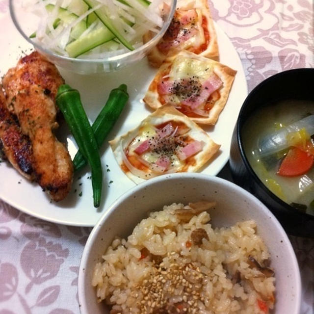 簡単ワンプレートごはん。 焼売の皮でぱりぱりピザ。