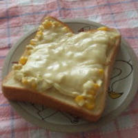 お惣菜パン。コーンマヨとチーズのトースト