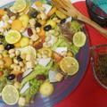 コールラビと黄赤ニンジンをサニーレタスに敷き詰めたサラダ