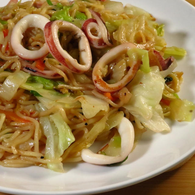 秘伝の味から幻の味に変わっていたS&B町中華の肉野菜炒めの素で試す、塩にんにくいか焼そば。