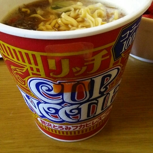 カップラーメンでお昼ごはん