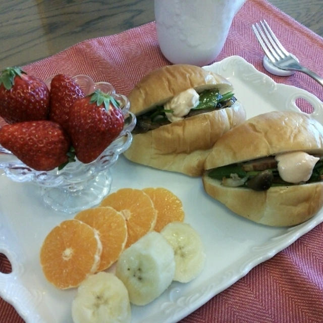 5/17 朝食:ベーコンと小松菜のソテーのロールサンド
