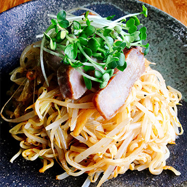 トムヤムクン味のもやし焼きそば