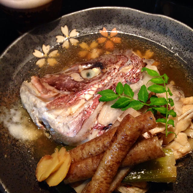 鯛カマ、あら炊き。相方はわらびご飯と筍、舞茸、スナップエンドウ、かぼちゃの天ぷら。