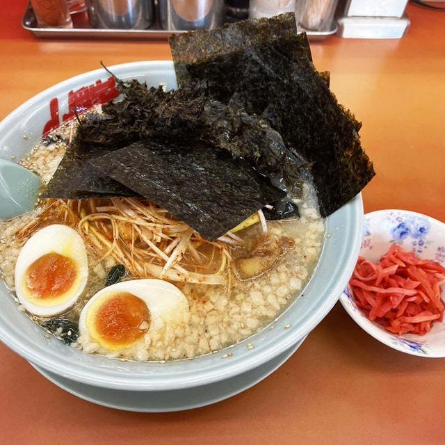 塩ピリ辛ネギラーメン中盛を背脂変更で啜る 〜紅生姜・黒ばら海苔・海苔5枚・味付玉子・山岡家〜