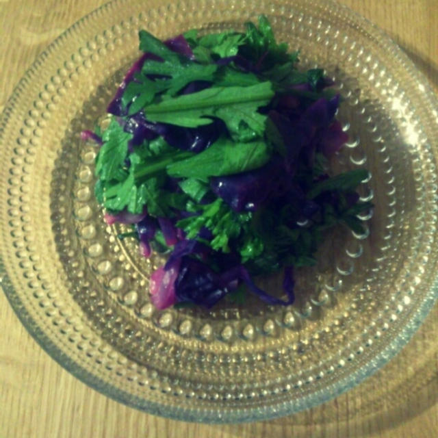 冬のサラダ。春菊と紫キャベツの中華サラダ