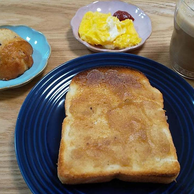 チーズオムレツと栗ジャムトースト