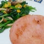 しめじコーン入りほうれん草ソテーとハムステーキ / マムチさんの納豆きな粉のみたらし餅