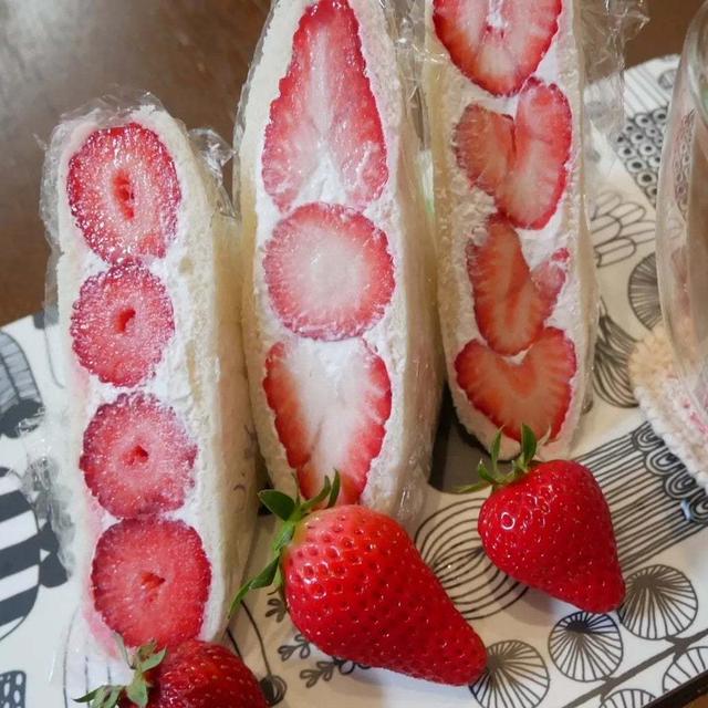 3種類のいちごの萌え断サンド#今日のおやつはこれ