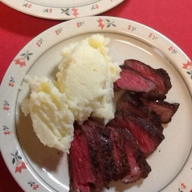 今夜のごはんはコストコで購入した肩ロースを焼いたの