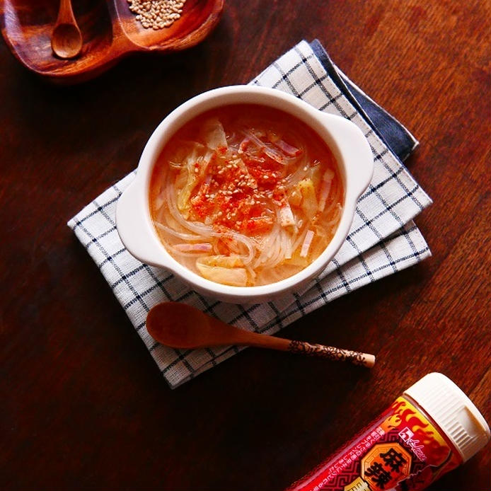 白いココット皿に注がれたベーコンとキャベツの中華風春雨スープ