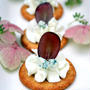 Easy Elegant Snack: Blue Cheese and Grape on Crackers簡単エレガント、ブルーチーズとぶどうのカナッペ