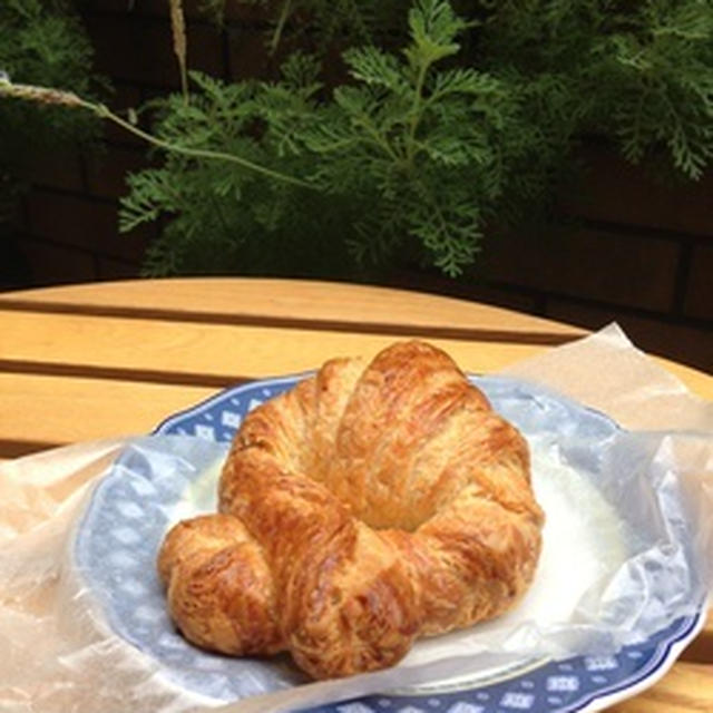 メゾン ランドゥメンヌ トーキョーとザ シティ ベーカリー のクロワッサンの食べ比べ