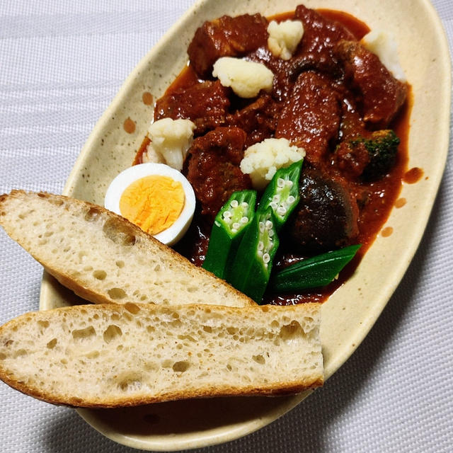 豚肉のトマト煮とルヴァン種のバゲット