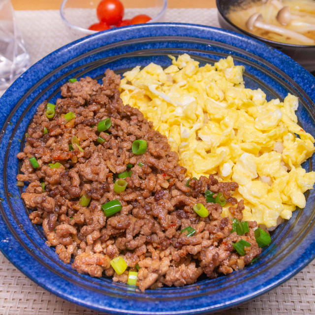 ピリ辛そぼろと炒り卵の二色丼