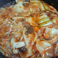 簡単！キムチ餃子鍋の作り方。韓国の人気レシピ＋三食ごはん♪うどんや餅入りも