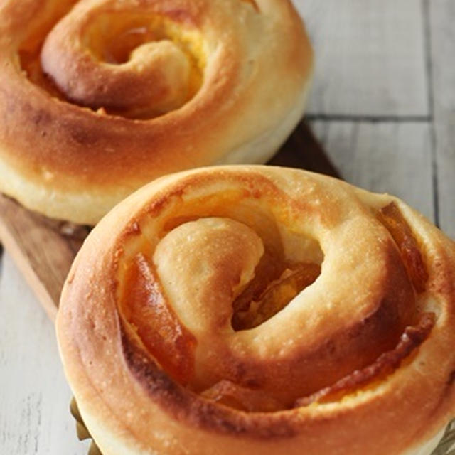 セミドライりんごと安納芋のくるくるパン！
