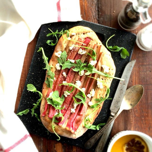 Rhubarb Goat Cheese Flatbreadルバーブピザ