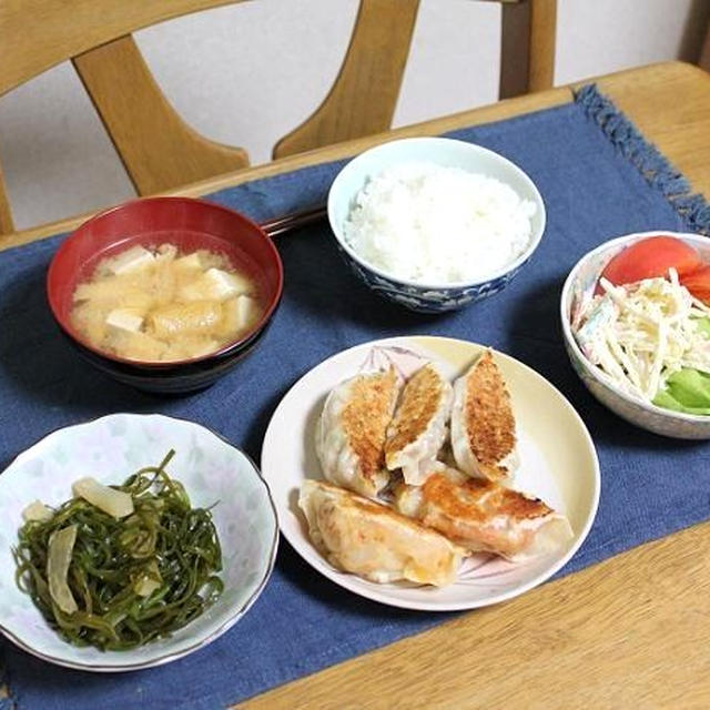 納豆餃子と豚キム餃子と切り昆布と大根の煮ものとごぼうサラダでうちごはん（レシピ付）