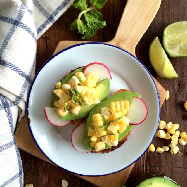 Avocado Toast with Mint Lime Corn Saladライムミントコーンサラダのせアボカドトースト
