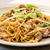 とにかく手早く炒めるのがコツ。やきそば麺はほぐしておく。