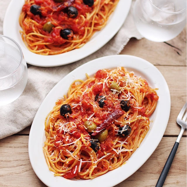 【簡単パスタ】トマトのペペロンチーノ⁈ プッタネスカ！