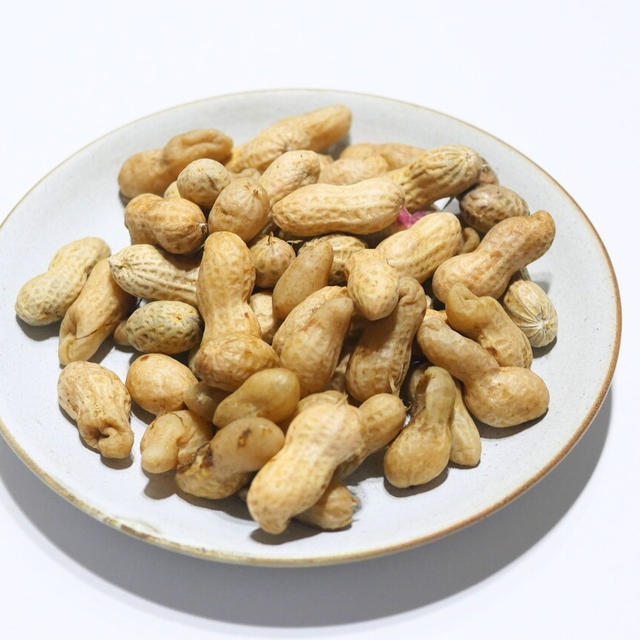 貴重な落花生を、塩茹でして、大切に食べる。